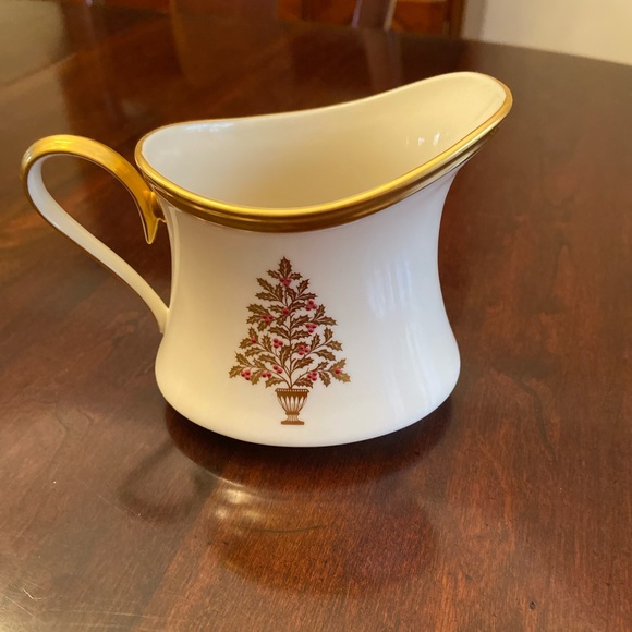 Lenox Creamer - Picture 2 of 6